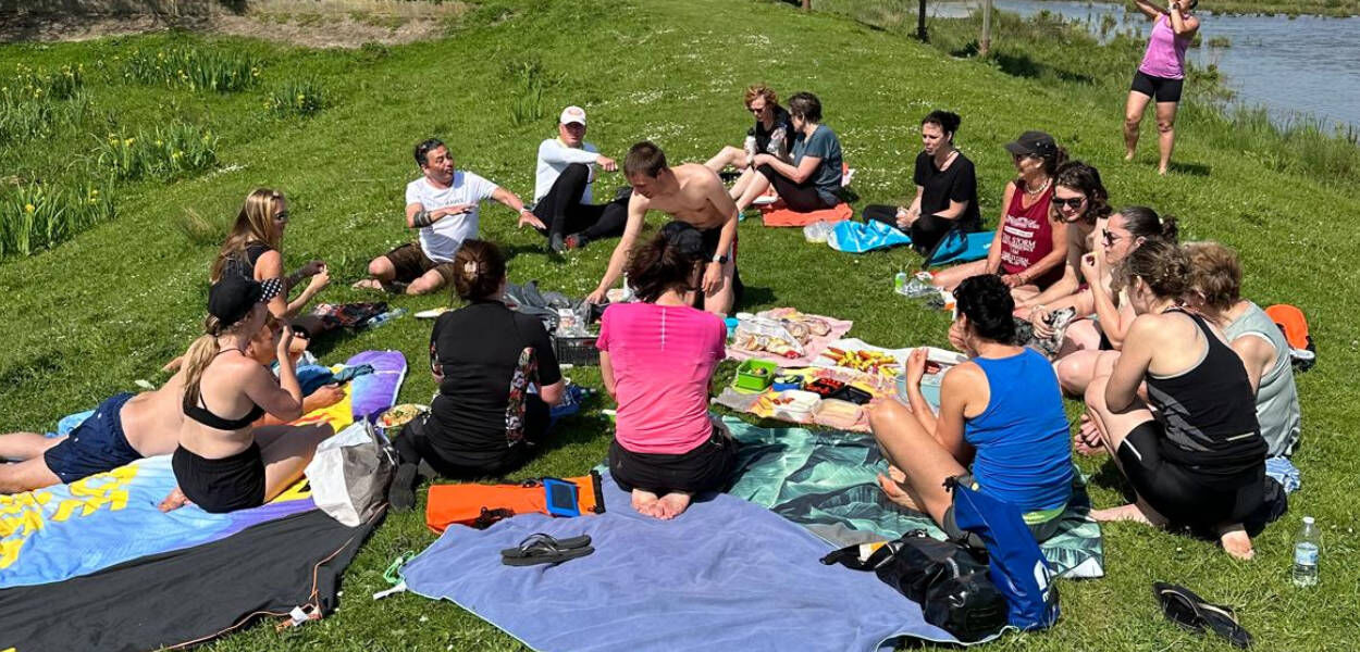 SUP-board met drinken en voeding voor een langere tocht
