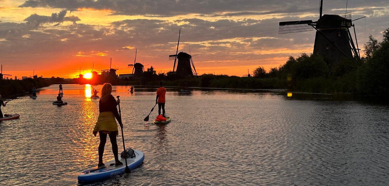Suppen in Kinderdijk met ondergaande zon