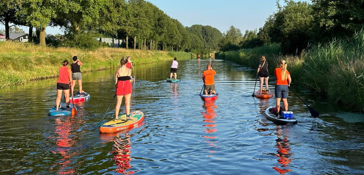 Suppen met groep suppers in de natuur